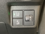 ハンドルの右側にはヘットライトリベライザーとHondaセンシング用のメインスイッチがついています。ヘッドライトリベライザーは道路状況や積荷の加重に応じてライトの高さを調節できます。