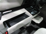 インストスライドボックス ティッシュボックスがまるまる一つ入るボックスです運転席からも開け閉め可能です