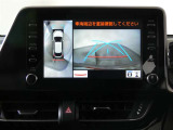 パノラミックビューモニター付きです。車両を上から見たような映像をディスプレイオーディオ画面に表示。運転席からの目視だけでは見にくい、車両周辺の状況をリアルタイムでしっかり確認できます。