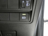 オートマチックハイビーム装備です。先行車や対向車のライトを認識し、ハイビームとロービームを自動で切り替える機能です。夜道の視界を確保します。詳細は販売店スタッフまでおたずねください。