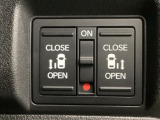【両側パワースライドドア】両側がパワースライドドアになっており、運転席のスイッチやスマートキーでも開閉が可能です!開口部も広いので乗り降りも楽々♪