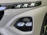 【LEDヘッドライト】悪天候や夜間走行時も良好な視界を確保し安心して運転できる高輝度LEDヘッドライトを装備!点灯速度が早く、消費電力も抑えられています。