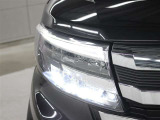 LEDヘッドライトには、ハイビームで走行中に先行車や対向車を検知した時、部分的に遮光し、先行車や対向車に配慮しながら高い視認性を確保できるADB(アダプティブドライビングビーム)が採用されています。