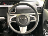 インテリアに合わせたデザインのステアリングは、運転される方のことも考え、運転しやすい形状、大きさです。是非一度、実際に触ってお確かめください。