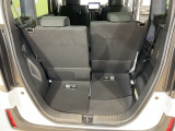 後席のシートをスライドさせると荷室空間を広げられます