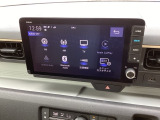 HondaCONNECT対応の便利なナビディスプレー。お持ちのスマートフォンと連携して、ナビやBluetoothでの音楽再生が可能です。デザインはもちろん、操作性も良好です。