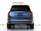 XC90は、使い方の幅を広げる7シーター仕様。洗練された佇まいの中に、高い実用性を秘めています。室内に足を踏み入れば、そこはまさに北欧のリビングルーム。落ち着きある明るい雰囲気をご堪能ください。