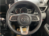 快適な操作性の運転席、ハンドルも綺麗に清掃済みです!もちろん安全を守るエアバッグも装備しているので安心してお乗りいただけます(^^)