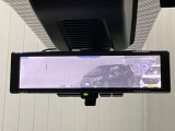 【インテリジェント ルームミラー】車両後方のカメラ映像をミラー面に映し出すので、車内の状況や、天候などに影響されずいつでもクリアな後方視界が得られます!