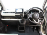 ドライバーを包み込むように、ディスプレーやスイッチ・コンソールを配置。座った瞬間から運転への期待が。空間そのものの心地よさにこだわっています。