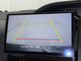 後方の見える安心をお届けするバックガイドモニター付:バックするときのアシストラインもあって楽々バック!車庫入れや縦列駐車をサポートし、苦手な駐車も安心です!今やもう手放せない装備ですネ♪
