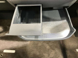 引き出し式のトレイとカップホルダーが付いているので便利です♪
