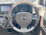 【純正革巻きステアリング】上質な革を使用することで、手にしっかり馴染みとても運転しやすいハンドルです♪