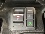 セレクトレバーの右に電子制御パーキングブレーキがあります。スイッチひとつで、停車した地点の傾斜などをシステムが検知・判断してブレーキ力を自動的に最適制御し、しっかり停車できるパーキングシステムです。