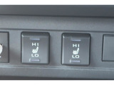 運転席と助手席にシートヒーターが付いています。