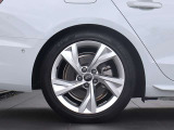 ●オシャレは足元からといいますが、車も同じく足元のエレガンスさで全体のイメージが変わります。