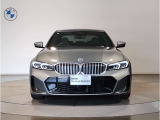 【BMWの伝統】BMWの特徴的な&ldquo;キドニーグリル&rdquo;は、80年以上続く伝統の形でございます。変わらないこだわりのデザインが、プレミアムブランド&ldquo;BMW&rdquo;を創り出します。