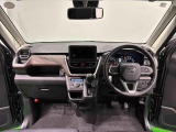 Aピラーの傾斜やヒップポイントの位置を最適化。ひらけた前方視界とノンストレスな運転姿勢で快適なドライブが楽しめます。