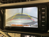 リバースギアに入れるだけで後方の表示へ切り替わります。夜間や雨の日の駐車も楽になりますよ。