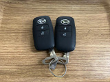 【スマートキー】 スマートキーを携帯していれば、ドアハンドルのボタンを押してロックの解除ができ、パワースライドドア(左側)もワンタッチで開閉できます。
