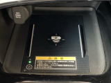 Qi対応のスマートフォンを置くだけで充電ができます。