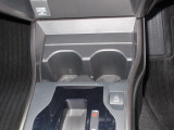 運転席と助手席の間にはドリンクホルダーがあります。取りやすい位置にありますからドライブも楽しくなりますね!
