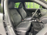 運転席まわりには十分なスペースがあり、大柄な方でもゆったり運転していただける環境です。