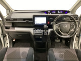 車内は光触媒抗菌消臭施工済です。スタイリッシュなデザインでスポーティなインパネ周りを演出します。グローブボックスやカップホルダーのほかにトレーなどたくさんの収納スペースが付いています。