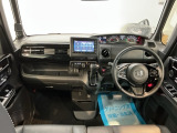 フロントガラスが大きく、ワイドな視界で運転もしやすくなるように設定されています。視認性のよいインパネ周りです。操作スイッチやカップホルダーも使いやすい位置に配置されています。
