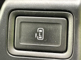 【パワースライドドア】スマートキーや運転席のスイッチでスライドドアの開閉が可能♪電動だから力を入れてドアを開ける必要が無く、小さいお子様でも、重い荷物を持っている時もラクに開け閉めできます♪