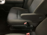 運転席にはアームレストもありゆったりドライブいただけます。