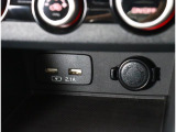 携帯デバイスの充電が可能なUSB出力DC5V電源を2口装備。アクセサリーDC12V電源ソケットも装備していてとても便利です!