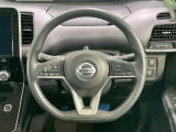 インテリアに合わせたデザインのステアリングは、運転される方のことも考え、運転しやすい形状、大きさです。是非一度、実際に触ってお確かめください。