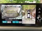 バックギアに入れますとご覧のような画像に自動的に切り替わります。車庫入れ時に役立ちます。