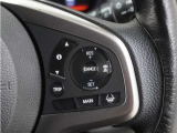 ◆アダプティブクルーズコントロール◆予め設定した車速内でクルマが自動的に加減速。前走車との適切な車間距離を維持しながら追従走行します。【LKAS】車線維持支援システムでステアリング操作を支援。