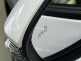 【ブラインドスポットモニター】隣を走る車両をレーダーで検知し、インジケーターを点灯。またウインカーを出した場合にはインジケーターも点滅させて注意を促します