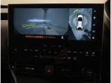 パノラミックビューモニター。車両を上から見たような映像を表示。運転席から目視しにくい車両周囲の状況をリアルタイムで確認できます。