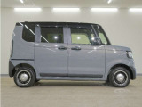 リアには左右スライドドアを採用。狭い駐車場でも開閉しやすく、強風の日でもドアが煽られにくくなっております。小さなお子さまやご年配の方も安心して乗り降りできます。