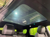 パノラミックガラスルーフは車の屋根に設けられた開閉可能なガラス窓です。車内に光を採り入れて開放感を高め、換気も効率的に行えます。
