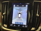 【360&deg;ビューカメラ】4台の高解像度カメラで360度の鳥瞰図を表示。隣の車や壁、死角にある障害物などを画面で確認できるため、狭いスペースでの駐車・出入りも安心です。