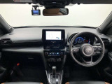 シンプルながら機能性あふれる運転席廻りです。視界性もよく、運転しやすいですよ。