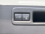 【パワーバックドア】スマートキーや運転席のボタンを押すだけでリアゲートが自動で開閉します!荷物を持っている時や、高い位置にあるバックドアを閉める際に便利な機能です♪