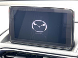 【マツダコネクトナビ】車内の雰囲気にマッチした一体型タイプのナビ。各種車輌設定やBluetooth再生等、様々な機能が楽しめます。直感的なダイヤル操作が可能で、使い勝手も良好です。