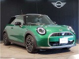 MINIのフロントグリルのデザインはイギリスで生まれた当初から、シルバーのサイドバーが折り重なった伝統的なデザインで御座います。その伝統はBMWのお車になってからでも少しずつ形を変えて守られております