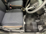 運転席シート足元です。