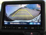 リアワイドカメラシステム!従来の視野に加えて、後方側方を約180&deg;まで見えるワイドビューと、後方を真上から見たような視野で駐車時などに便利なトップダウンビューの3つの視野があります!