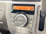 【オートエアコン】一度お好みの温度に設定すれば、車内の温度を検知し風量や温度を自動で調整。暑い&hellip;寒い&hellip;と何度もスイッチ操作をする必要はありません。快適な車内空間には必須の機能ですね♪