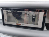 【3Dサラウンドカメラ】周囲の安全確認をアシストする機能です。3D車外ビュー、360&deg;オーバーヘッドビューを 利用して、狭いスペースでも安心、スムーズに運転操作ができます。