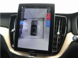 画面分割表示にも対応した360&deg;ビューカメラを搭載。狭い場所での取り回しも安心です。画面を分割することで、俯瞰画像と同時に車両前方または後方の180&deg;広角映像を表示することができます。