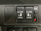 【両側パワースライドドア】両側がパワースライドドアになっており、運転席のスイッチやスマートキーでも開閉が可能です!開口部も広いので乗り降りも楽々♪